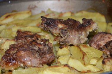 etli patates bir tavada kızartma