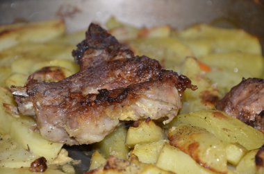 etli patates bir tavada kızartma