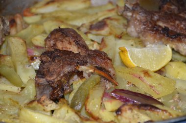 etli patates bir tavada kızartma