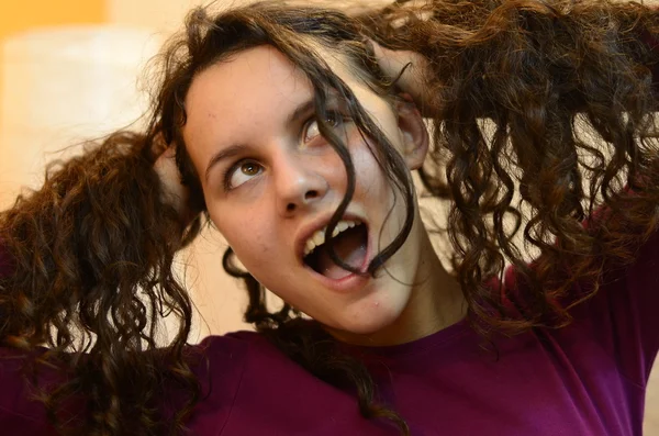 Curly menina segurando seu cabelo — Fotografia de Stock