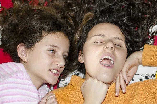 Hermanita niñas luchando enojado en la cama —  Fotos de Stock