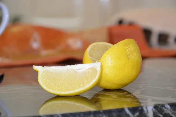 Lemon on a marble work surface. — Stock Photo, Image