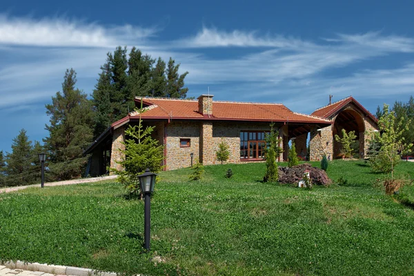 Maison résidentielle d'un étage en pierre et brique neuve . — Photo