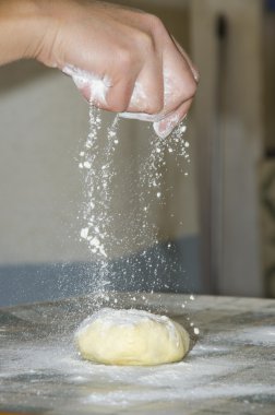 kadın yapar ve Pasta Fırını mutfak hazırlar. un bit ekleme
