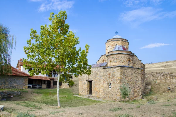 Ősi templom fa zöld és a kék ég. St. Nikola régi templom közelében a régi város romjai Bargala, Macedónia — Stock Fotó