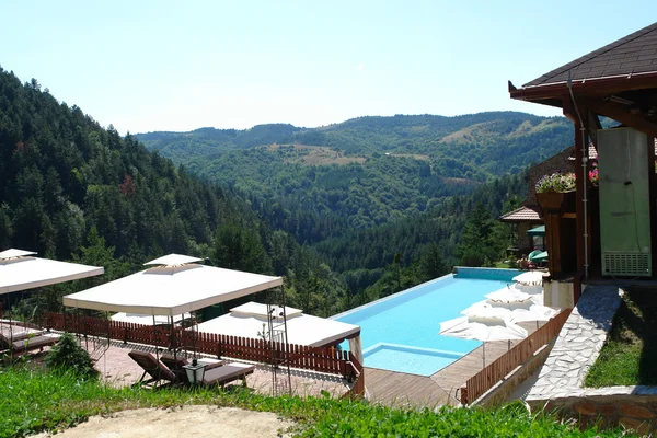 Villa con piscina in montagna — Foto Stock