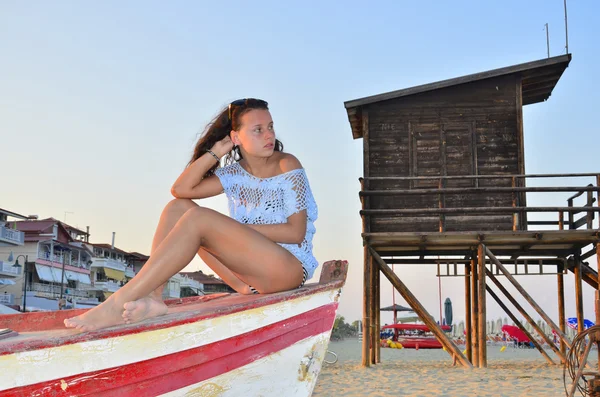 Strandfrau hat Spaß in den Sommerferien — Stockfoto