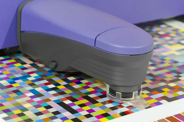 Lo spettrofotometro misura le patch di colore sull'arco di prova, reparto prestampa del negozio di stampa — Foto Stock
