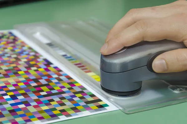 Medición del espectrofotómetro de parches de color en el arco de ensayo, departamento de preimpresión de plantas de impresión —  Fotos de Stock