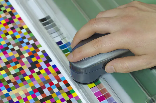 Spectrophotometer verify color patches value on Test Arch, Press shop prepress department — Stock Photo, Image