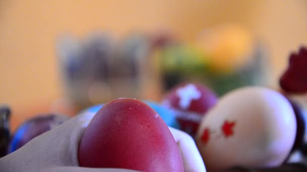 Lutte aux œufs à Pâques, focus icône chrétienne et changement des œufs en arrière-plan 