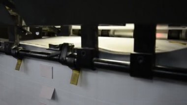 Ofset Matbaa makineye closeup. basılı malzeme yaprak makine sonunda depolama bölümü