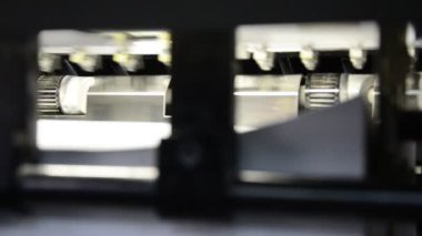 Ofset Matbaa makineye closeup. basılı malzeme yaprak makinesi sonunda nihai depolama bölümü.