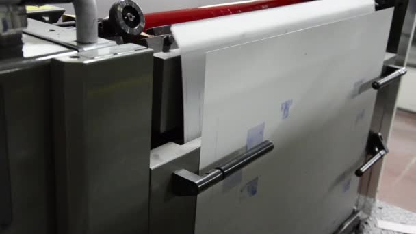 Tiskárna, ofsetový stroj automatická výměna desek na tiskové jednotce — Stock video