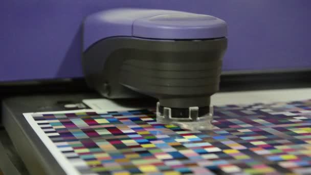 Press shop, spectrophotometer robot measurement of color patches in prepress on Test Arch — Stock Video