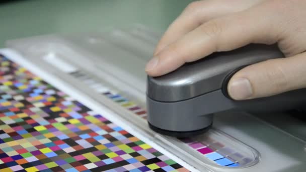 Nyomja meg a boltban, színes foltok a nyomdai ív teszt a spektrofotométer mérési — Stock videók