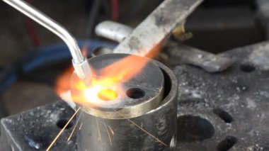 oksijen lamba ısıtıcı, Isıtma ve kaynak metal close-up gaz yüksek sıcaklık makine ile yapılmış. mavi alev kırmızı renk kadar metal Isıtma ve erime başlıyor.