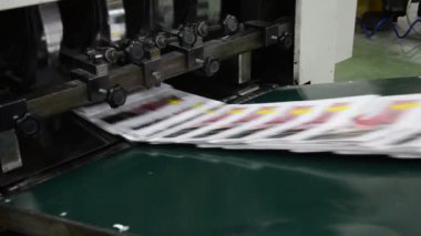 web ofset hit set baskı makinesinde yazdırılan sonra bitmiş broşür dergi ambalaj satıra gider