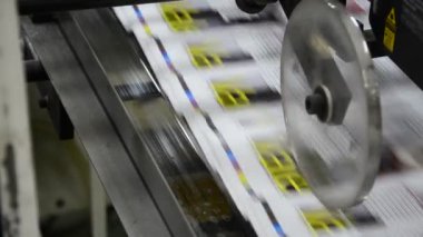 web ofset hit set baskı makinesinde yazdırılan sonra bitmiş broşür dergi ambalaj satıra gider