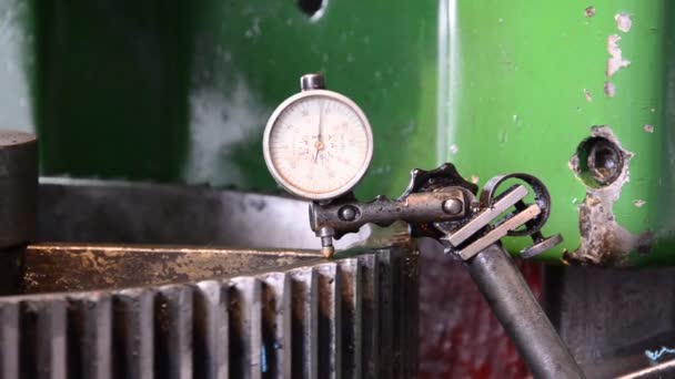 Dial gauge instrumento mede inclinação de engrenagem de roda de engrenagem pronto para o serviço, extremo close-up — Vídeo de Stock