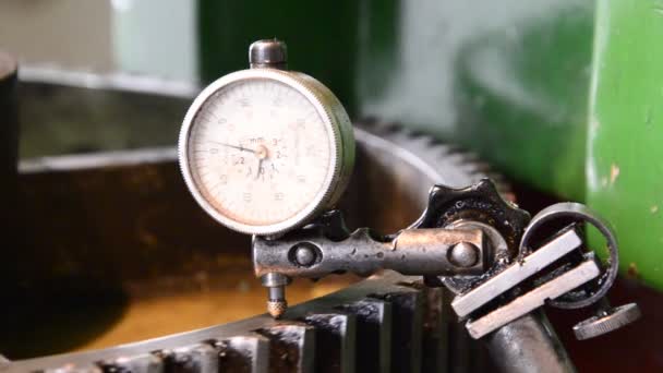 Instrument cadran mesure l'inclinaison de la roue dentée prêt pour le service — Video