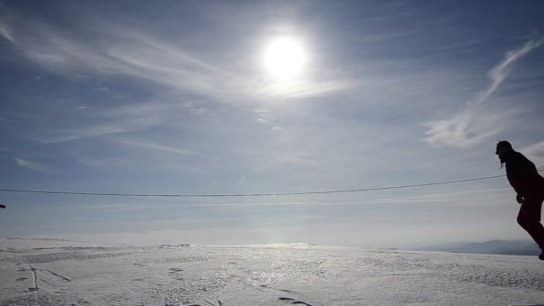 Dos niños y niñas disfrutando del juego corren en la pendiente de la nieve. Chica corre hacia la cámara, chico cruza el sendero de la hermana riendo y divirtiéndose y disfrutando . — Vídeos de Stock