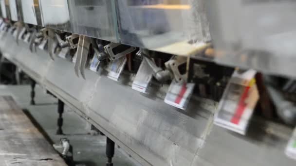 Revista offset, proceso de costura folleto. Primer plano del proceso de transporte de una unidad de costura completamente automática . — Vídeos de Stock