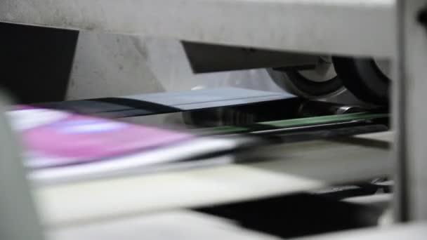Fábrica de la planta de impresión, colección de línea de revista después de pasar los rodillos de prensa en unidades de impresión y carpeta — Vídeos de Stock