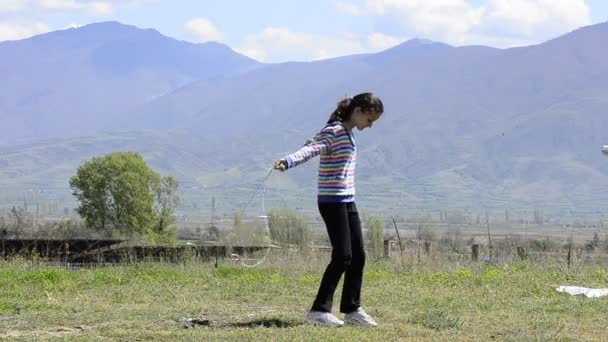 Menina pulando corda, bom exercício jogar — Vídeo de Stock