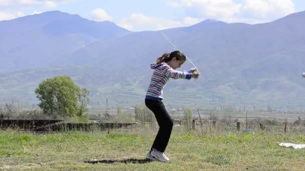 Meisje springtouw, mooie oefening spelen — Stockvideo