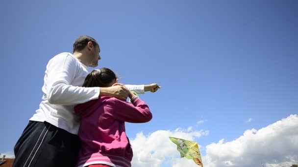 Девочка с папой запускает воздушного змея — стоковое видео