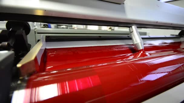 Magenda, rode op de machine afdrukken offsetdrukpers breed perspectief — Stockvideo