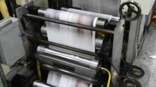 Nyomtatott sajtó megüt papírtekercset megy keresztül a görgők, miután elhaladtak a nyomtatási egységek — Stock videók