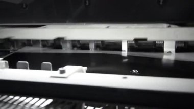 Ofset Matbaa makineye closeup. basılı malzeme yaprak makine sonunda depolama bölümü