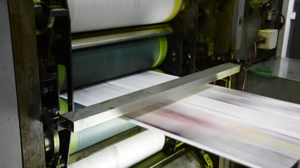 Офсетная печать пресса ударил набор рулонная бумага проходит через ролики печатных единиц — стоковое видео