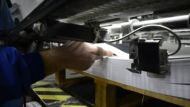 Blad trek op de offset machine in print shop — Stockvideo