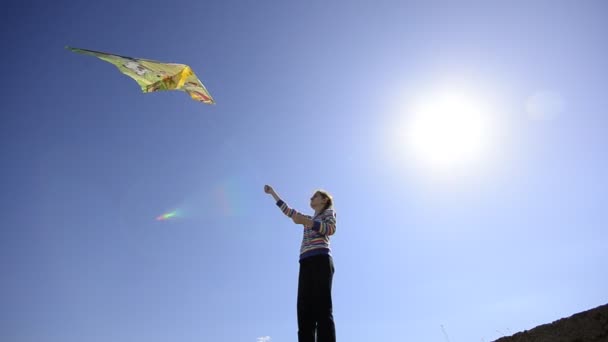 Kite and Kid, wide angle — Stock Video