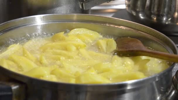 フライド ポテト。油を鍋にチップ。オイルの沸騰. — ストック動画