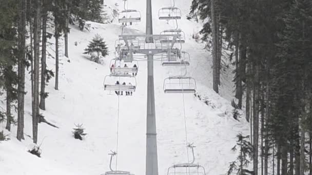 Elevador de elevador de esqui cadeira de elevação na encosta de esqui de montanha, Bansko, Bulgária centro de esqui — Vídeo de Stock