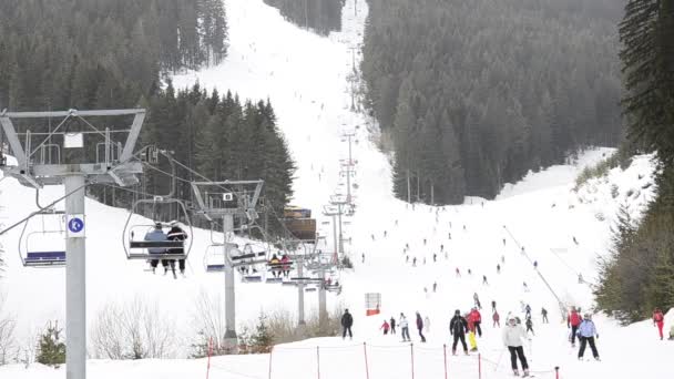 滑雪胜地，椅子的滑雪缆车电梯 — 图库视频影像