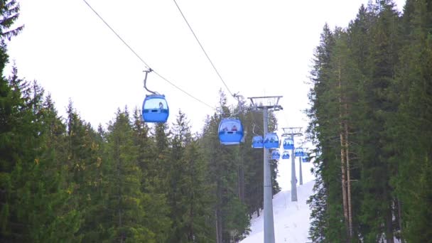 Telesilla Bansko centro de esquí, ascensor azul - Bulgaria — Vídeo de stock
