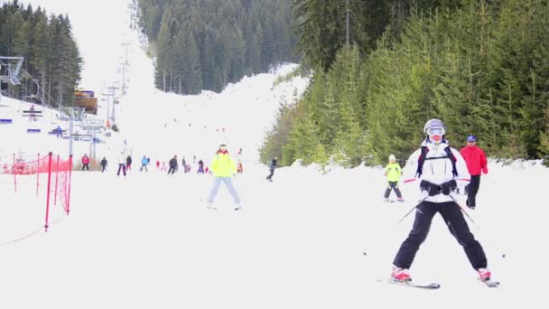 Skiresort, stoel skilift Lift opheffend op de berg skipiste, bansko, Bulgarije-wintersportcentrum — Stockvideo