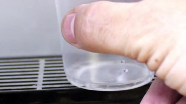 Glas mit Wasser gefüllt — Stockvideo
