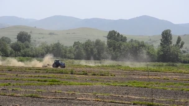 Arazi, erken ilkbaharda toprak tilling traktör çalışma — Stok video