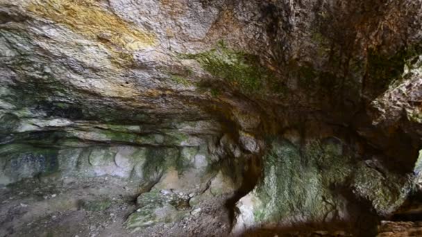 Himmel und Hölle unterirdisch grüne tiefe Höhle bunte Steine — Stockvideo