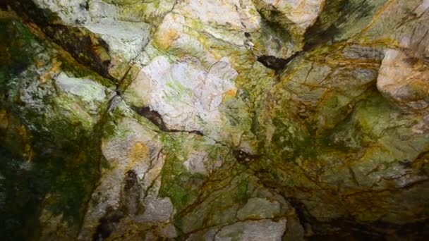 Himmel och helvete underjordisk gröna djupa grotta färgglada stenar — Stockvideo