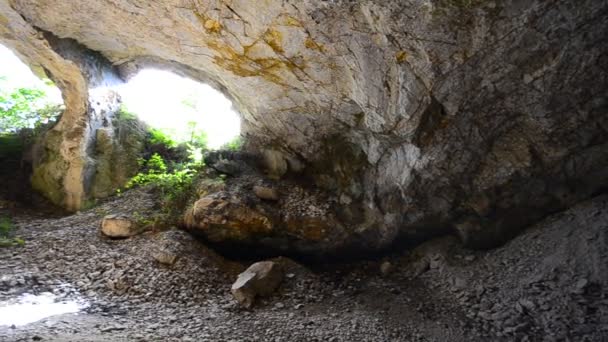 Cielo e infierno subterráneo Verde cueva profunda piedras de colores — Vídeo de stock