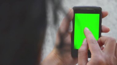 Holding ve iş smartphone chroma key kullanarak eller.