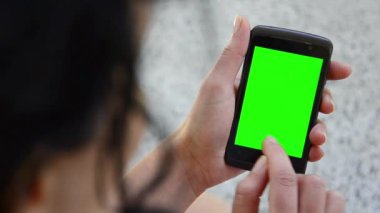 bir smartphone touchscreen chroma key-yakın-yukarıya istimal iş kadını