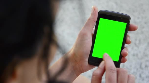Podnikání žena pomocí smartphone touchscreen chroma klíč-Close-up — Stock video